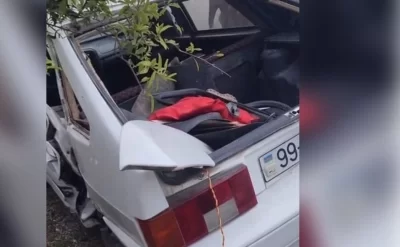 Ağcabədidə maşın dirəyə çırpıldı -