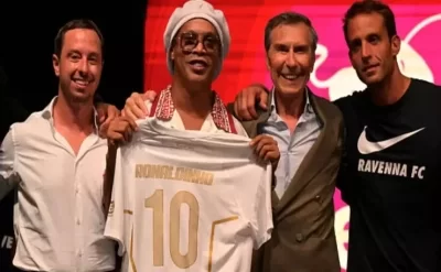 Ronaldinyo 11 ildən sonra futbola qayıdır: