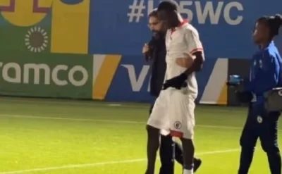 Rövşən Nəcəf zədələnən futbolçunu meydandan çıxardı -
