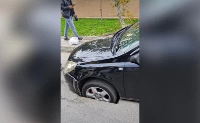 Maşın “lyuk”a düşdü, sürücü kömək çağırdı
