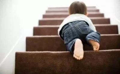 Bakıda FACİƏ: 2 yaşlı uşaq pilləkənlərdən