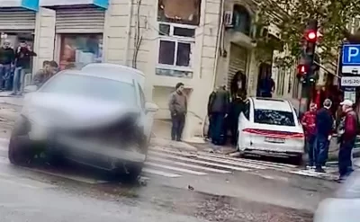 Bakının mərkəzində qəzaya düşən maşın səkiyə çıxdı