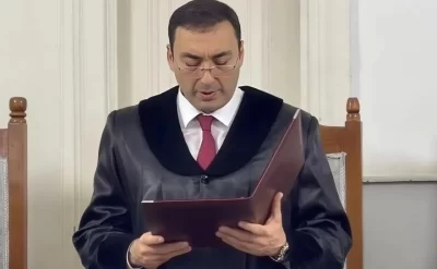 Ölkədən qaçan gömrük məmuru ilk məhkəmədən