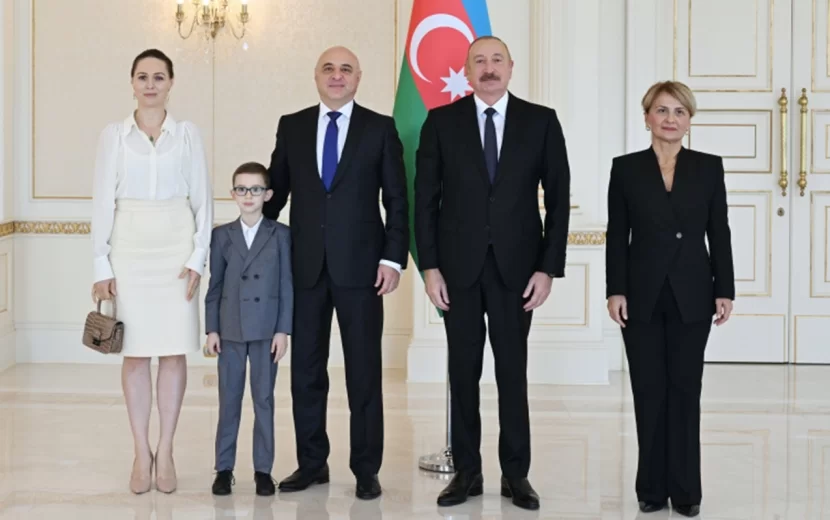 Yeni səfir ailəsi ilə Prezidentin qəbulunda -