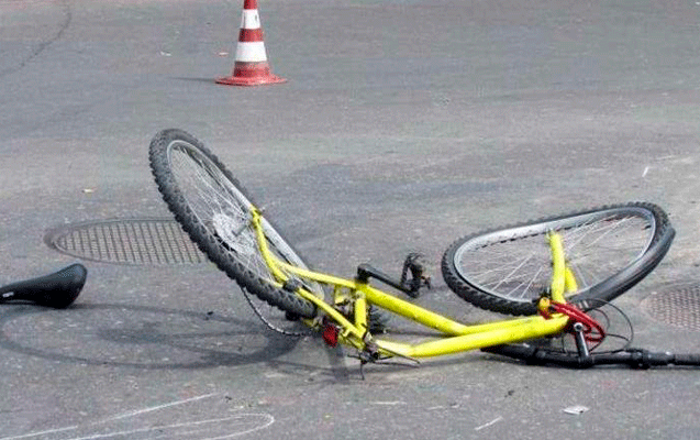Traktorla 13 yaşlı velosipedçini