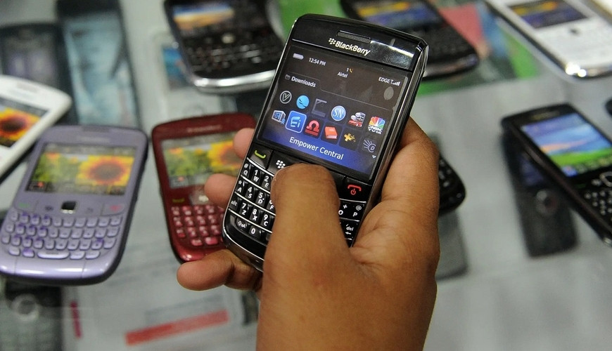 Z nəsli düyməli telefonlara qayıdır