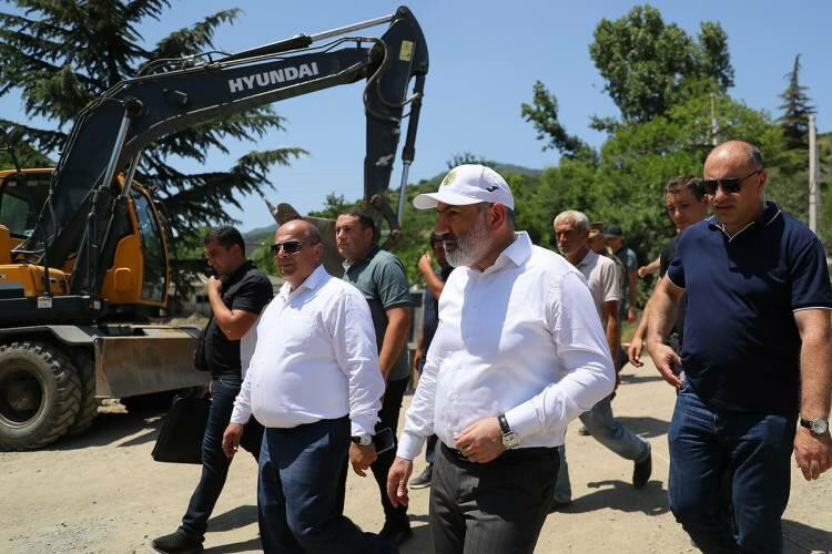 Paşinyan bu dəfə fəvvarə ilə dava etdi.