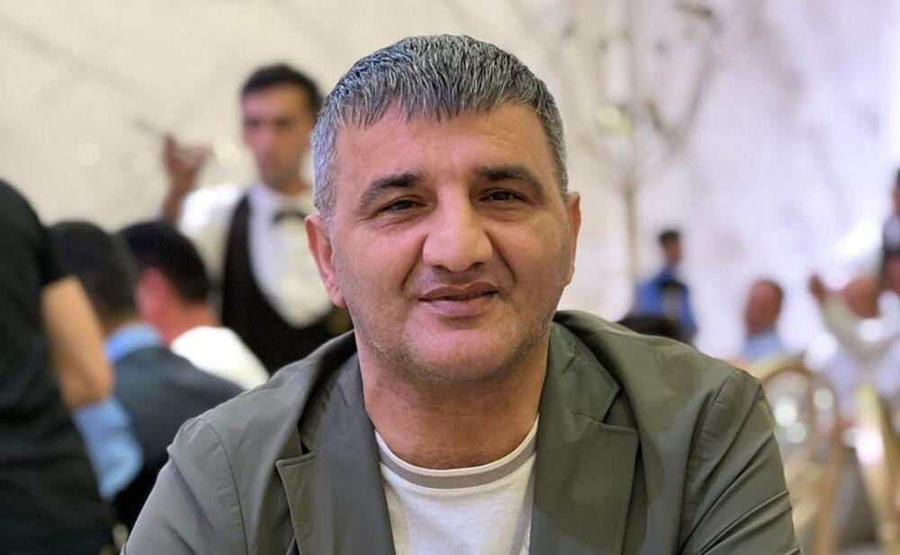 “Sən, camaatın yanında kişiliyini kimə sübut etmək istəyirsən?” 