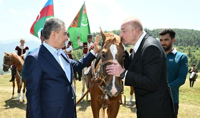 Əliyev Berdiməhəmmədova Qarabağ atı hədiyyə etdi