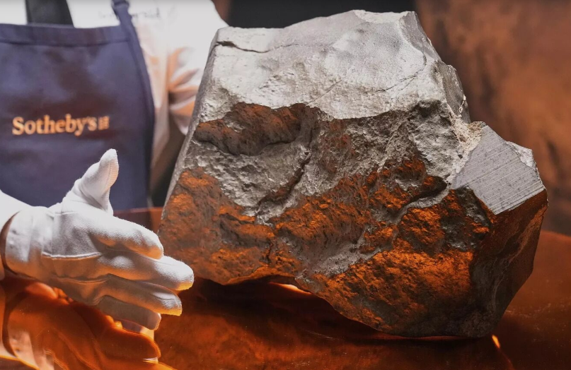 Ən böyük Mars meteoriti hərracda: Görün neçəyə satıldı