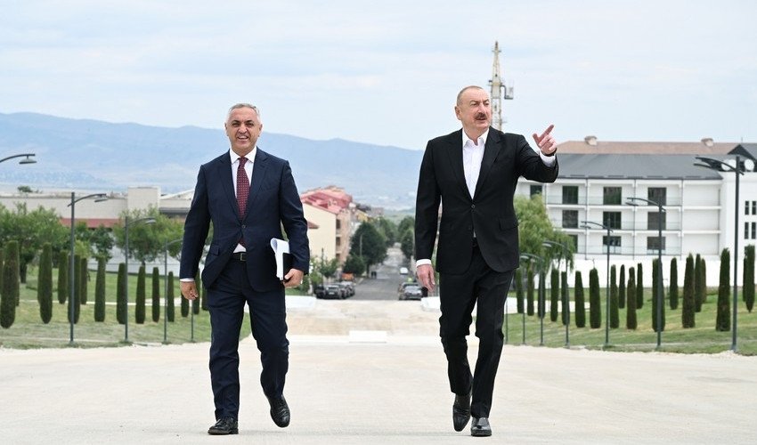 İlham Əliyev Xankəndidə Zəfər parkında görülən tikinti işləri ilə tanış olub 