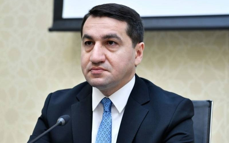 Hikmət Hacıyev jurnalistləri TƏBRİK ETDİ 