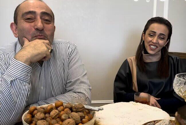 Bu dəfə əri üçün qarşısında diz çökərək MAHNI OXUDU – VİDEO