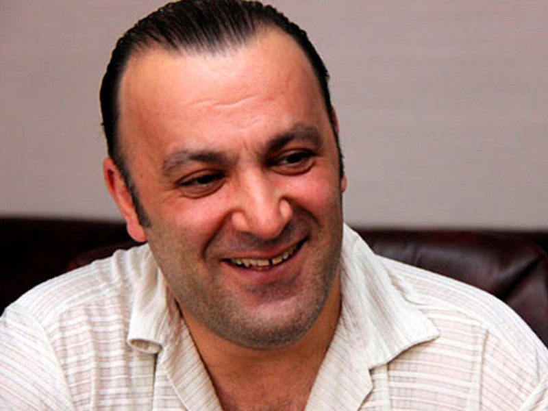 “Nəvəmə içində 100.000 olan kart verəcəyəm”