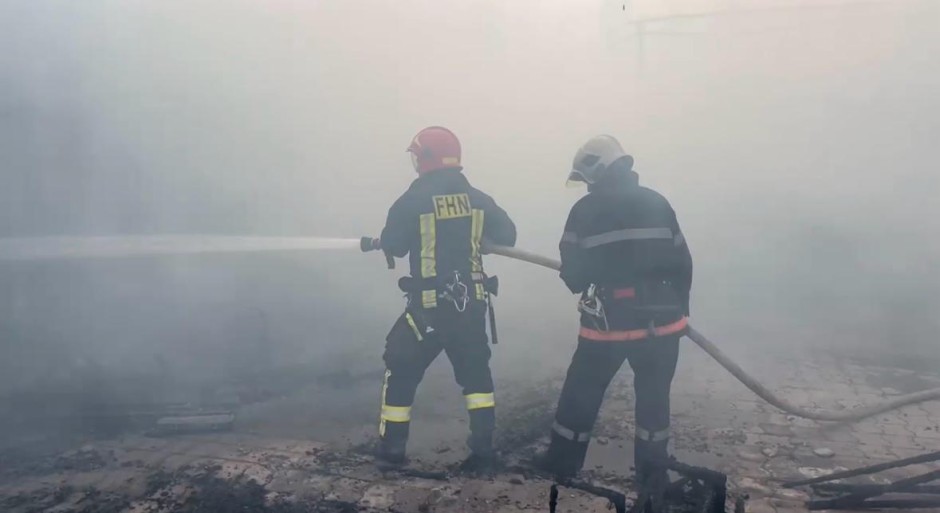 Bakıda güclü yanğın BAŞ VERDİ: İstirahət mərkəzi kül oldu – VİDEO