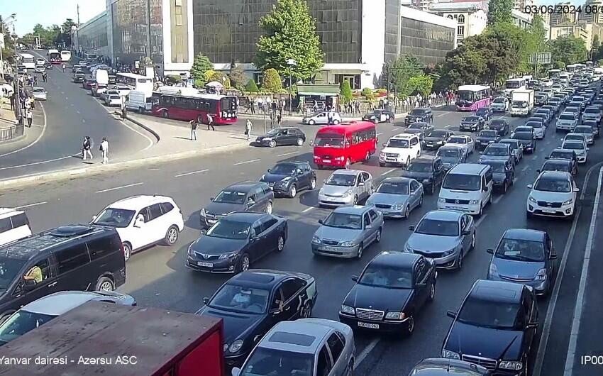 Şəhər böyüyür, yollar daralır – Tıxacın qarşısı necə alınmalıdır?