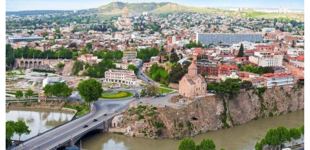 2000 manat maaş, pulsuz nahar və ictimai nəqliyyat… – Azərbaycanlılar Gürcüstana axın edir