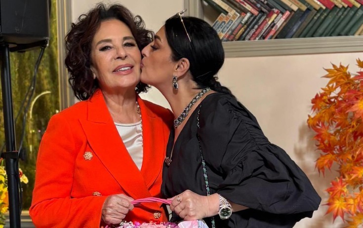 Elza Seyidcahan Hülya Koçyiğitlə bir arada 