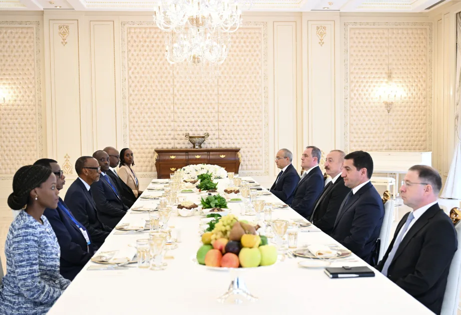 Prezidentlərin nahar əsnasında geniş tərkibdə görüşü oldu