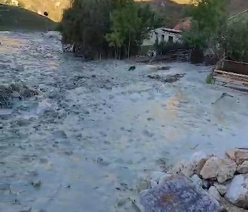 Ləzə kəndində son vəziyyət: 3 evdən sakinlər çıxarıldı – VİDEO