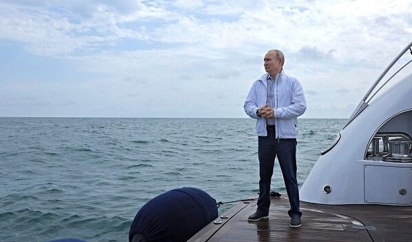 Putin yalnız bu filmlərə baxır, yolda…