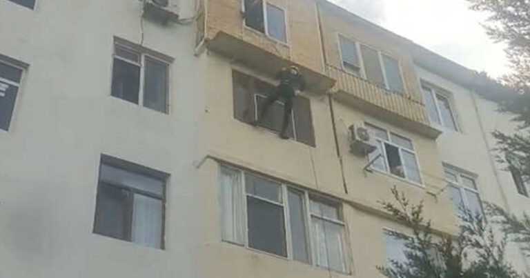 Eyvandan girib uşaqları valideynlərinə təhvil verdilər