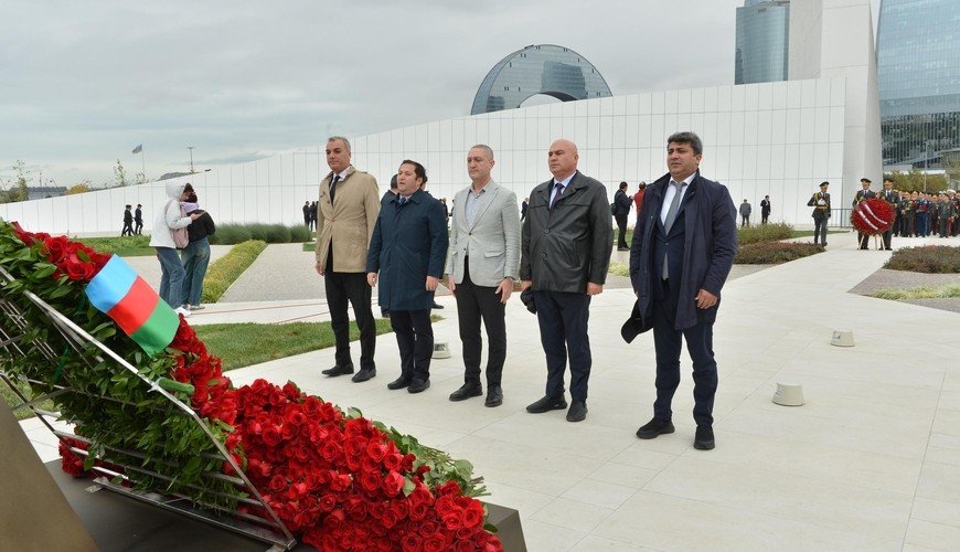 Milli Məclisin kollektivi Zəfər parkını ziyarət etdi