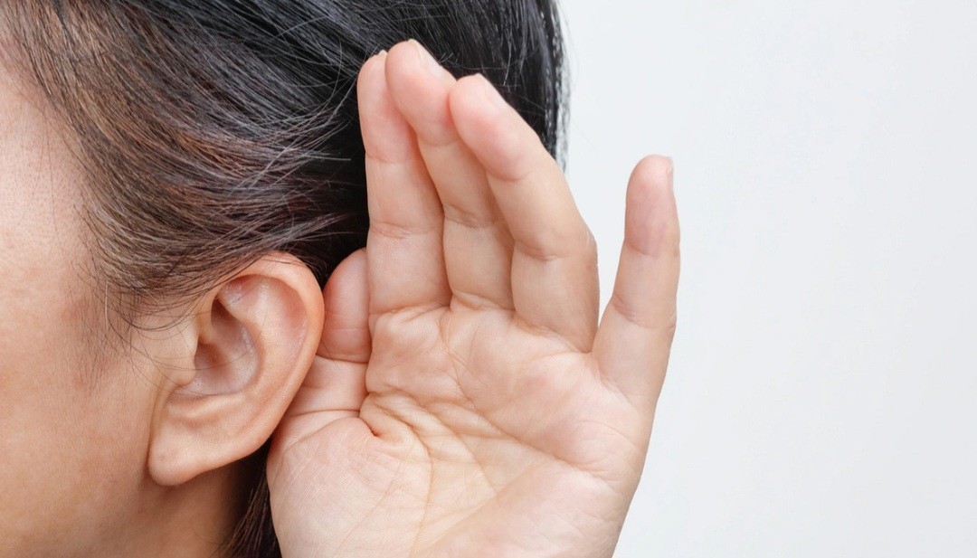 Niyə birdən-birə qulağımız tutulur? – Ani karlığın səbəbləri AÇIQLANDI