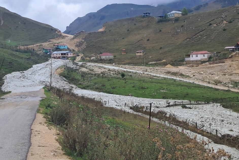 Kəndi 2 yerə bölən ÇAY DAŞDI, giriş-çıxış BAĞLANDI – Leysan regionlarda həyatı iflic etdi – VİDEO