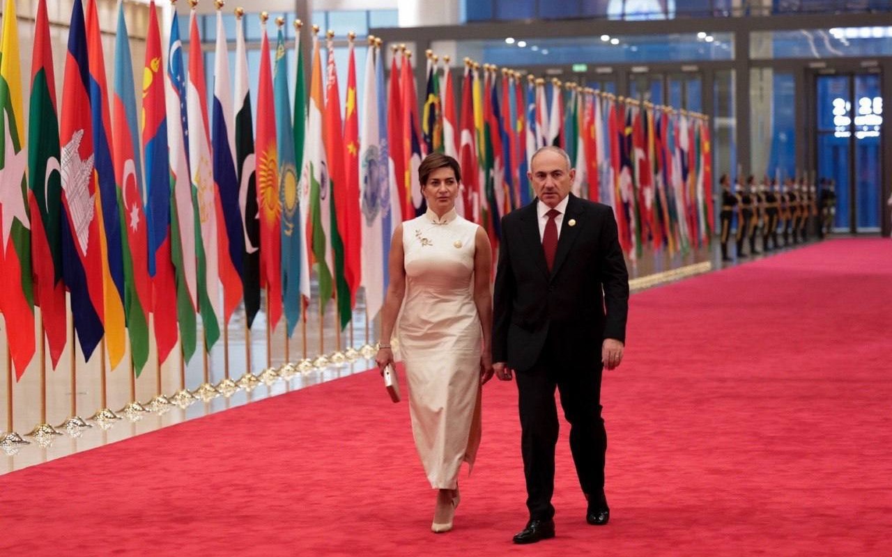 Paşinyan və xanımı zala Azərbaycan musiqisinin sədaları altında girdilər – VİDEO