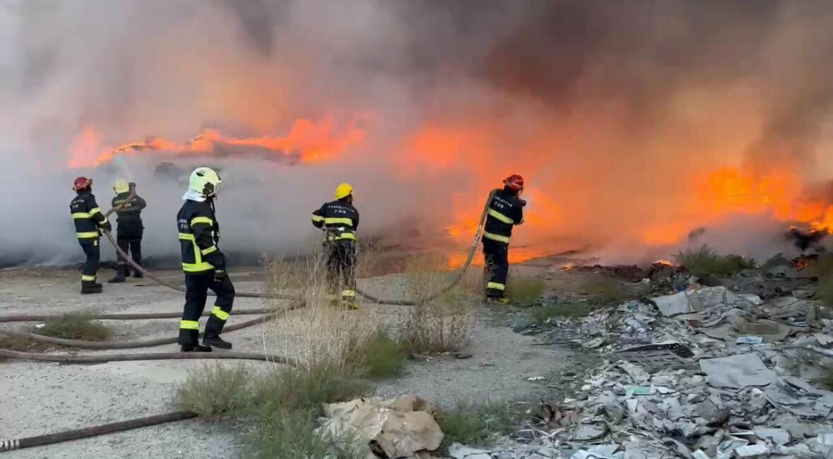 Sumqayıtda karton zavodunda yanğın oldu – Foto/Video