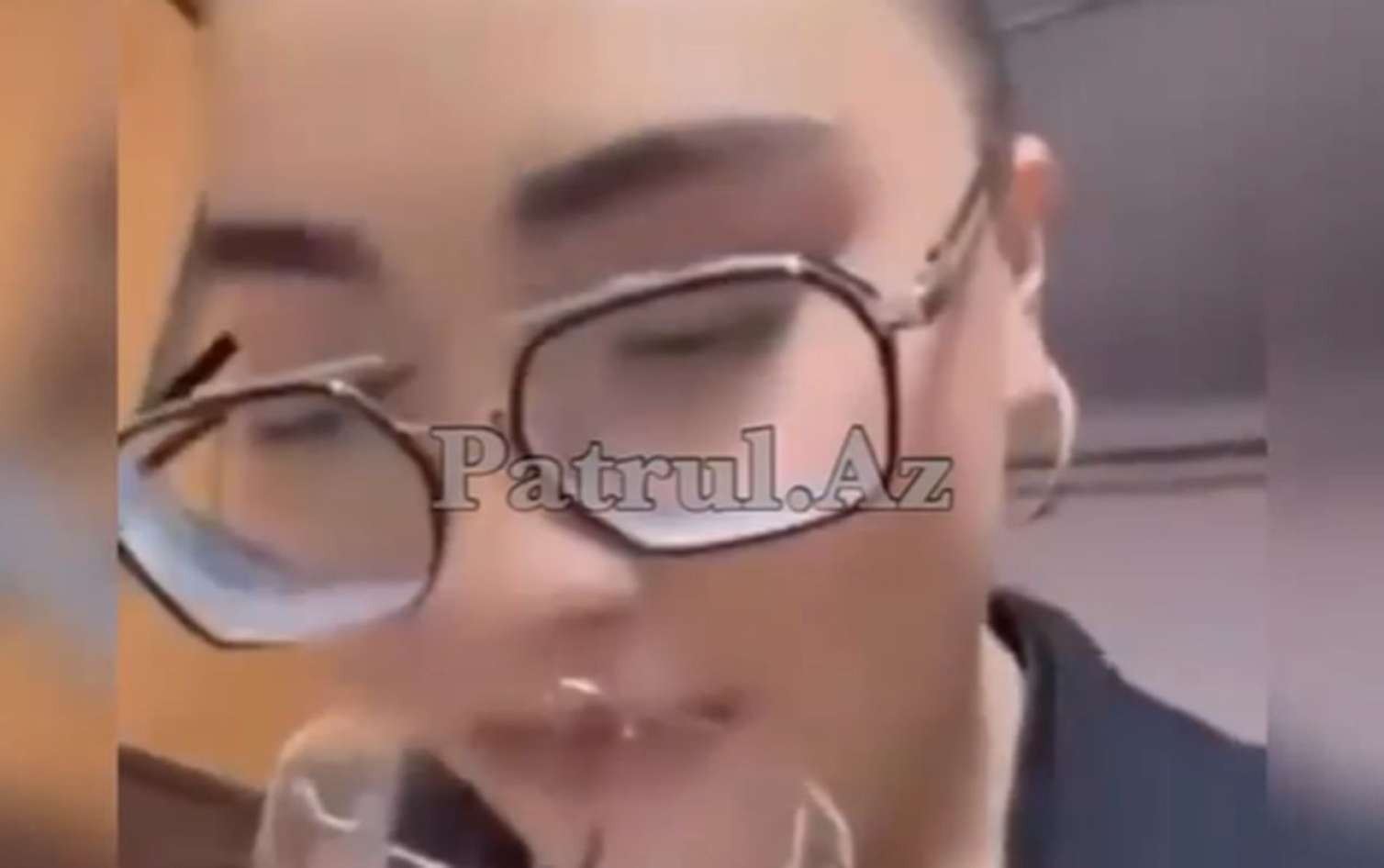 Müştərilərilərin çayına tüpürdü – Məşhur kafedə BİABIRÇILIQ – VİDEO