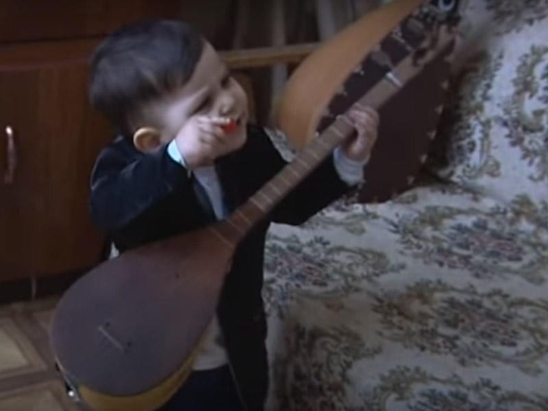 Bakıda yaşayan 2 yaşlı uşaq HƏR KƏSİ heyrətləndirir 