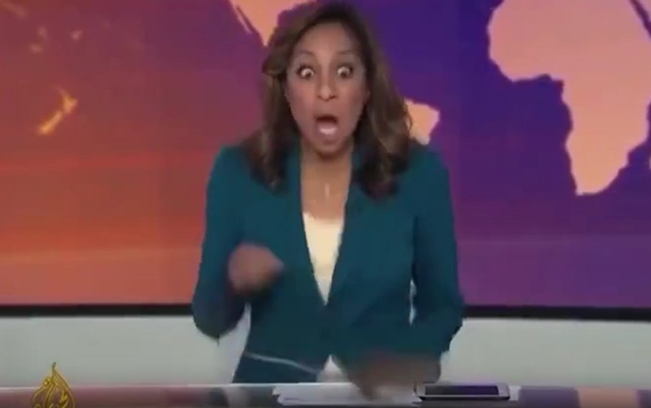 Canlı yayımda gözlənilməz an: aparıcının qarşısına tavandan görün nə düşdü – VİDEO