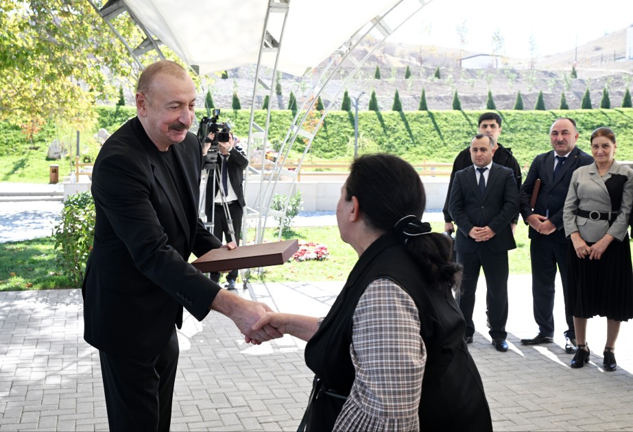 Prezident onlara mənzillərin açarlarını təqdim etdi – FOTOLAR/YENİLƏNİB