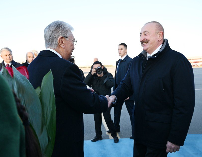 İlham Əliyev Qazaxıstana getdi: Tokayev belə qarşıladı – FOTOLAR