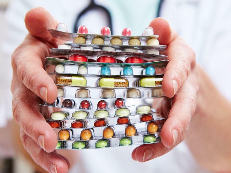 Aptekdə vətəndaşa vaxtı keçmiş vitamin satılıb? – VİDEO