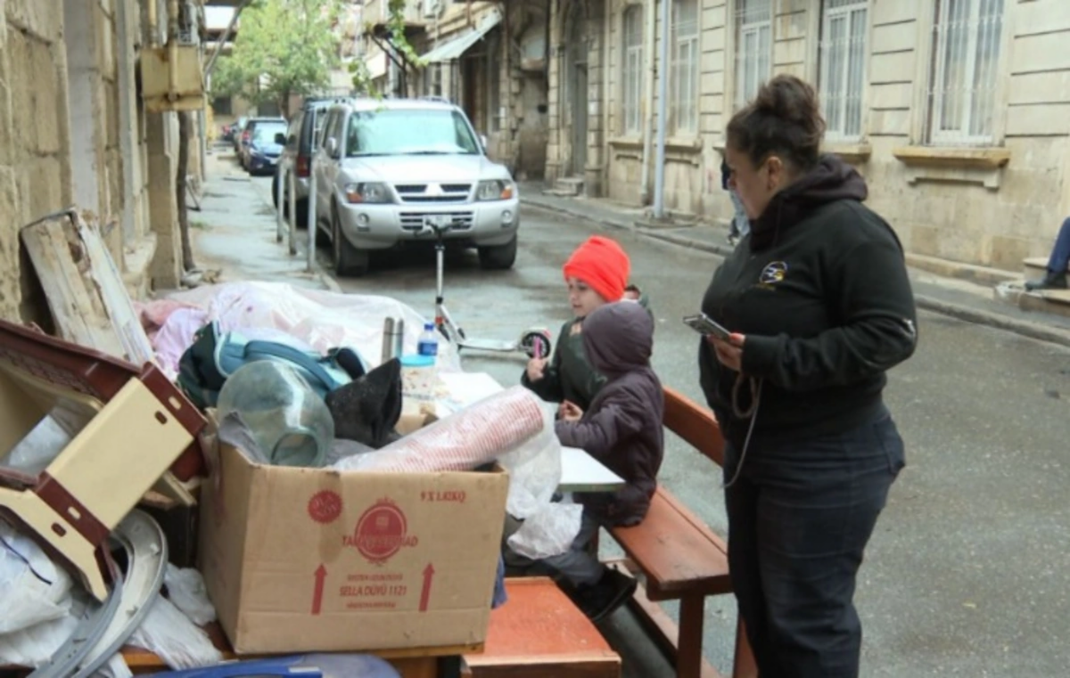 Bakıda ailə evindən çıxarıldı – Övladları küçədə dərs oxuyurlar – VİDEO