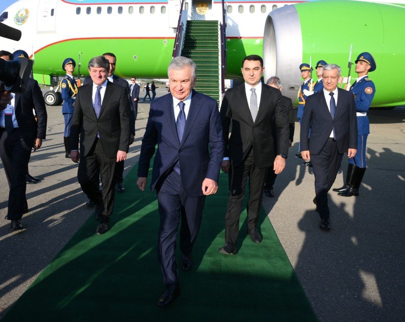 Şavkat Mirziyoyev Azərbaycana gəldi – FOTOLAR