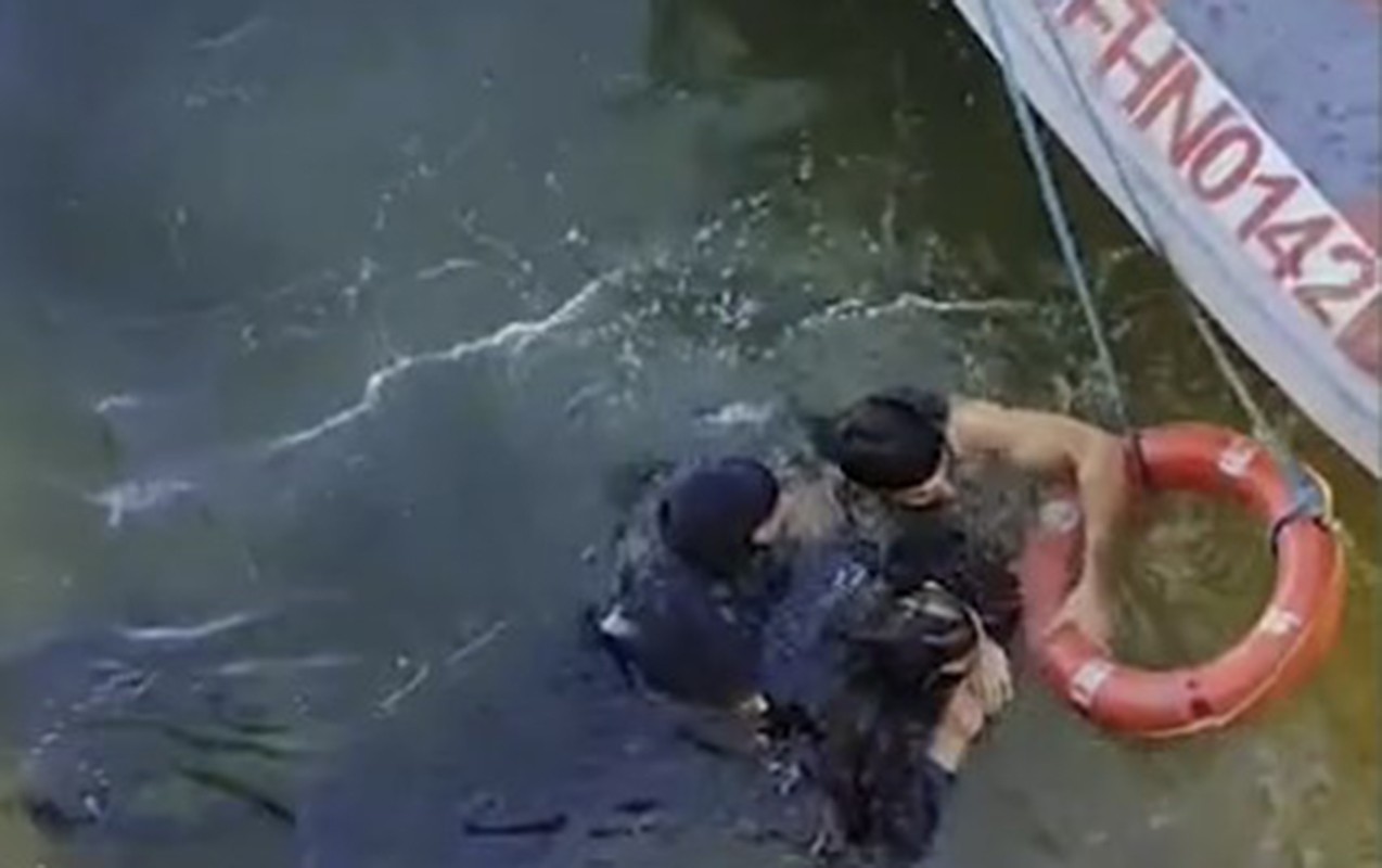 Bulvarda dənizə düşən gənclər xilas edildi – VİDEO