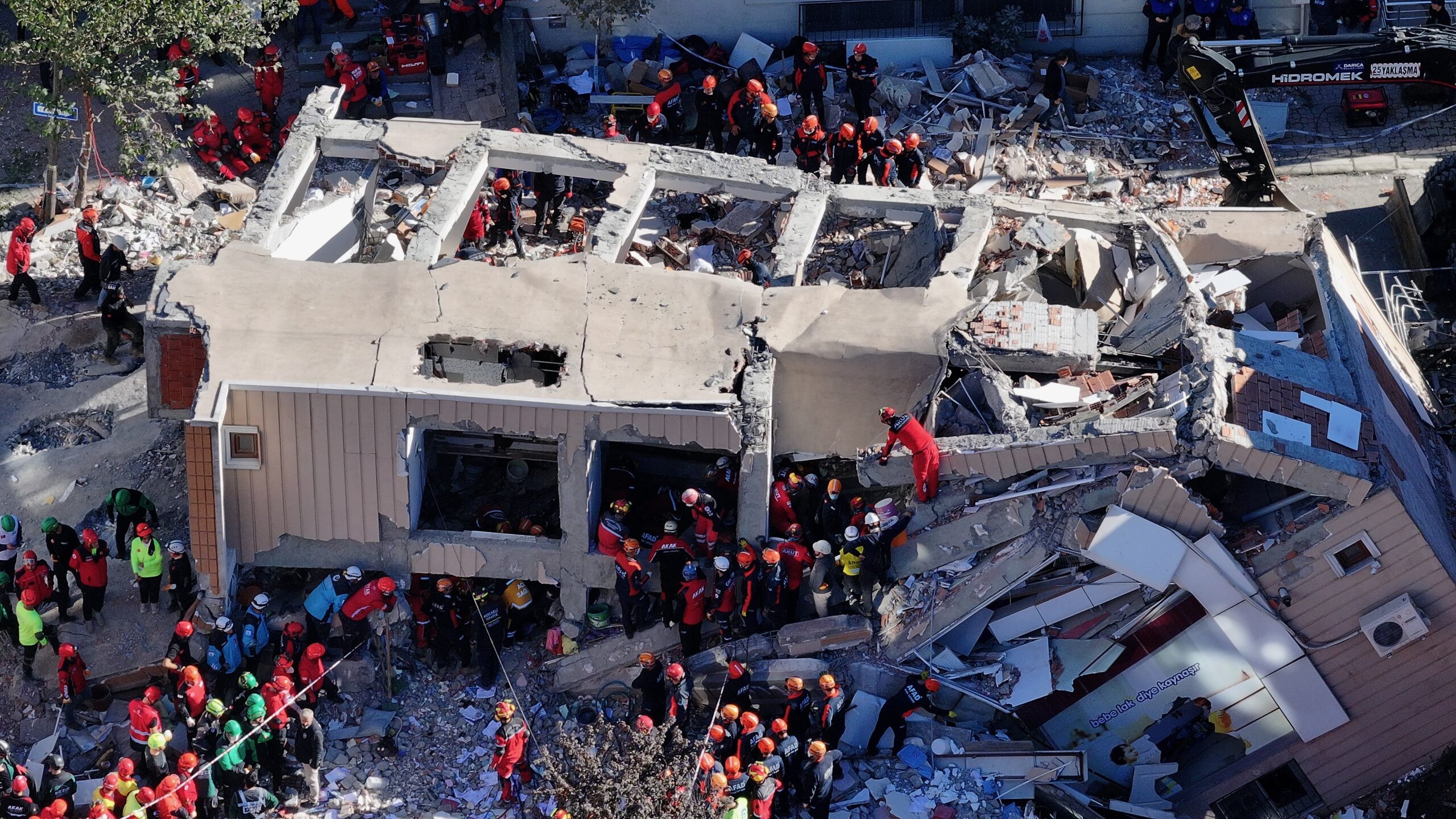 Türkiyədə binanın çökmə anı – VİDEO