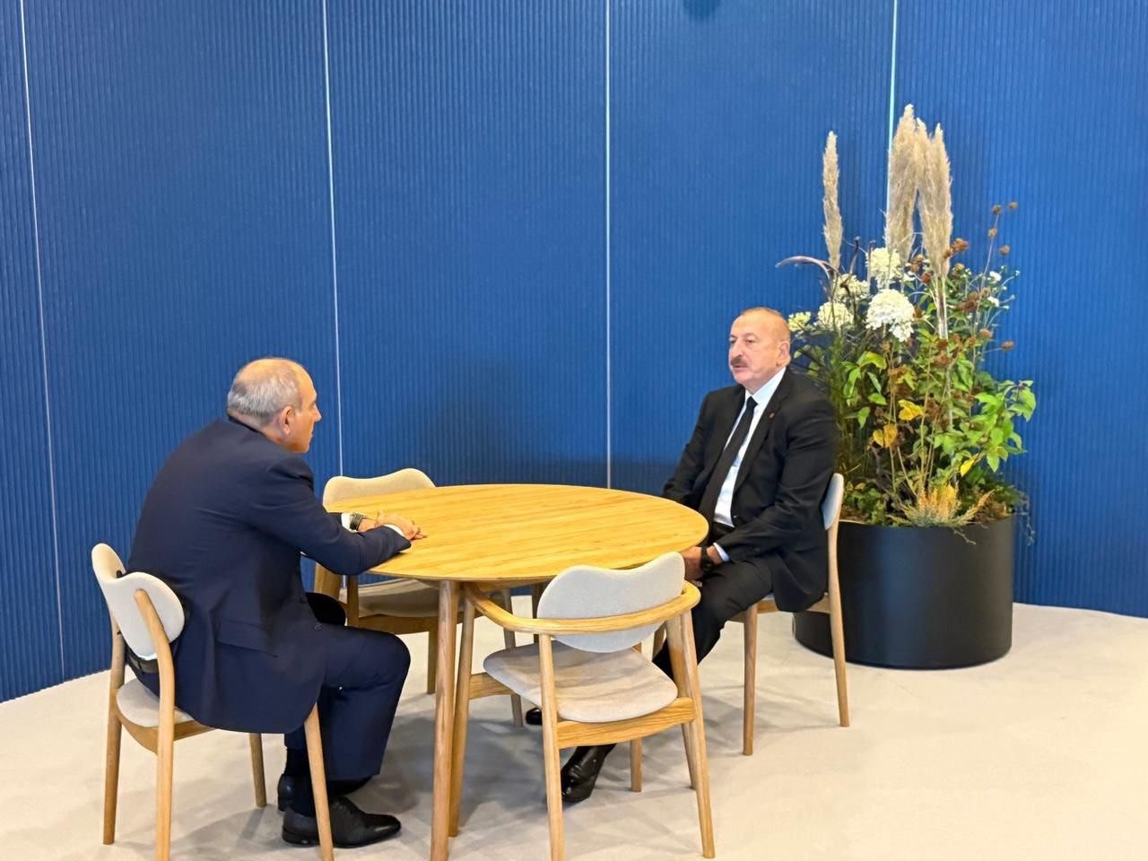İlham Əliyev Paşinyanla görüşdü – FOTO