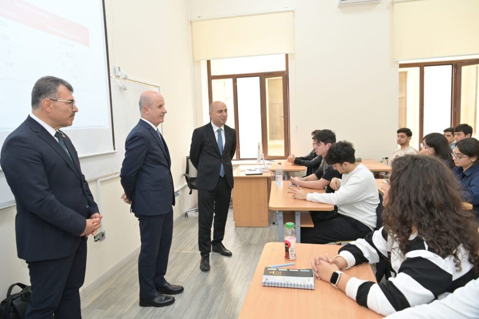 Emin Əmrullayev və Erol Özvar Türkiyə–Azərbaycan Universitetində tələbələrlə görüşüblər