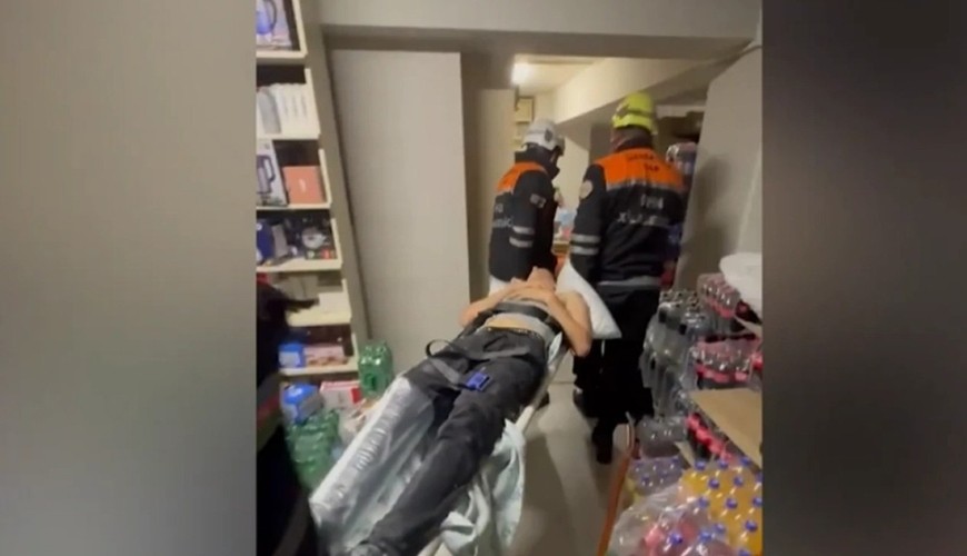 17 yaşlı oğlan mağazada yüklərin altında sıxışdı – VİDEO