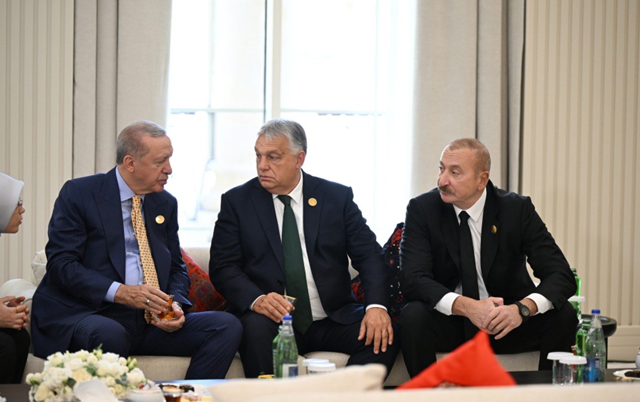 Liderlər çay süfrəsi arxasında… – FOTOLAR