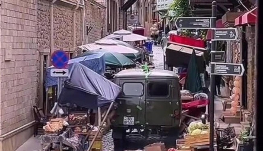 Bakının mərkəzində “aləmi bir-birinə qatan” maşınlar kimindir? – VİDEO