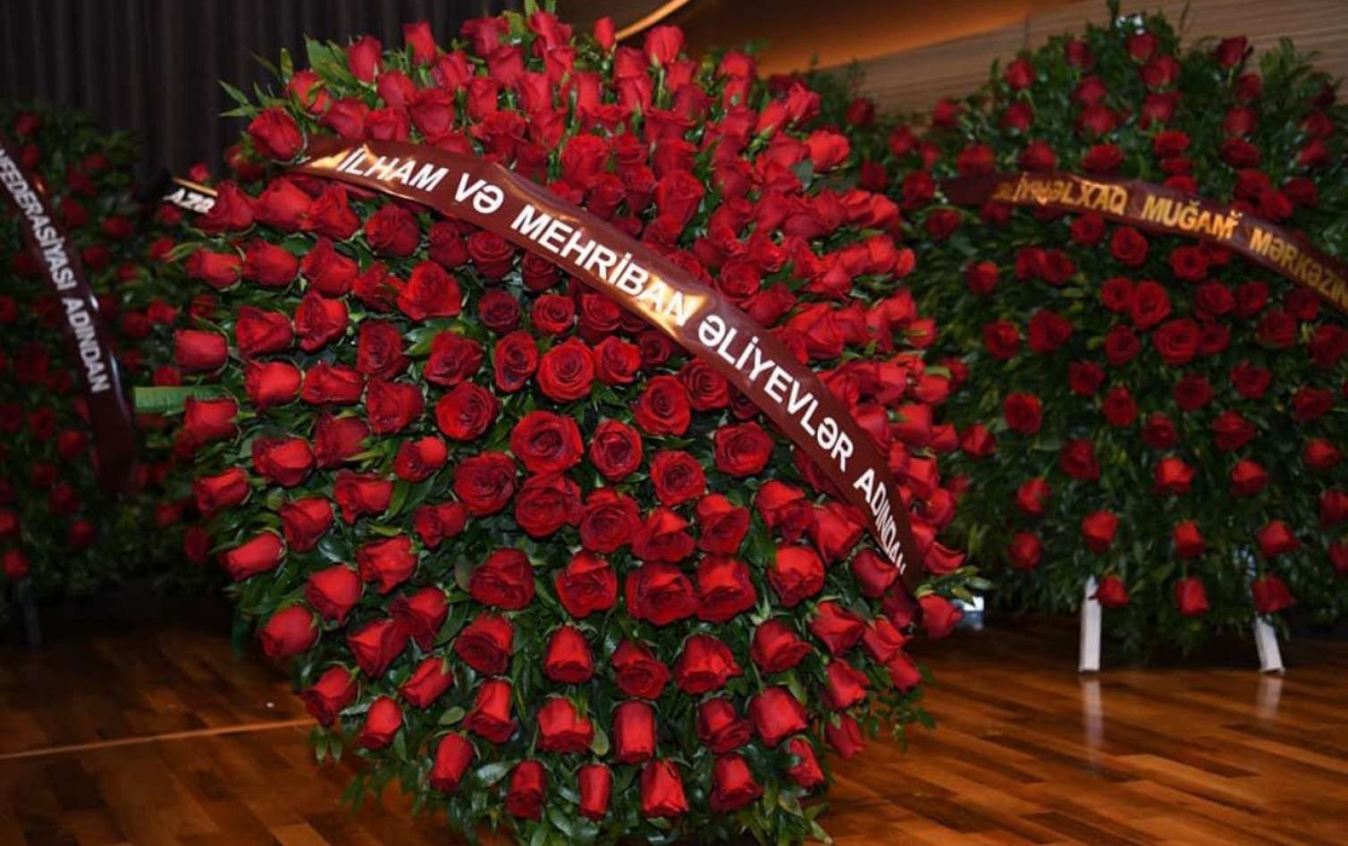 Prezidentlə xanımı vida mərasiminə əklil göndərdi – FOTO