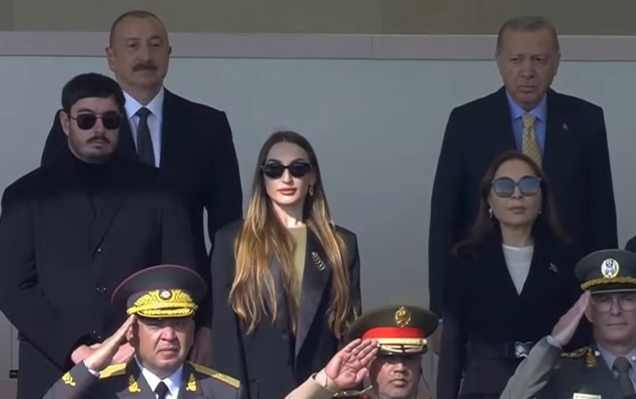 Prezidentin oğlu ilə gəlini hərbi paradda – FOTO