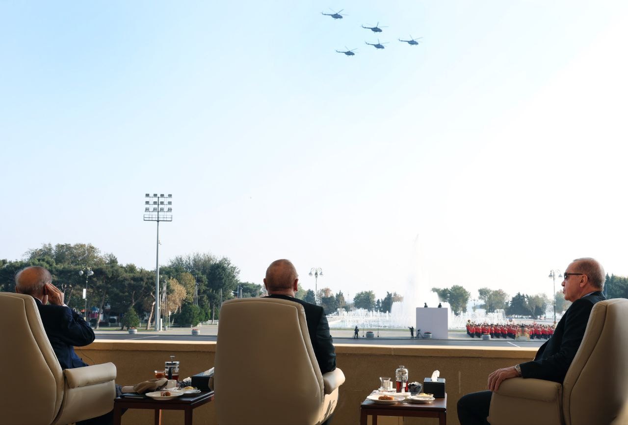 Prezidentlər hərbi parada belə gəldilər – Tarixi görüntülər