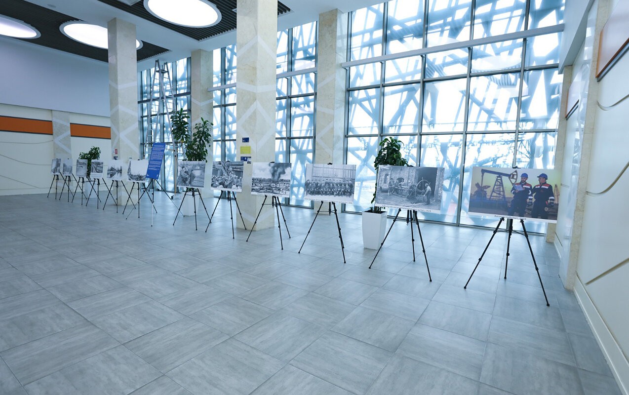 “Qara qızılın saldığı dəmir yollar” adlı fotosərgi nümayiş etdirilir – VİDEO